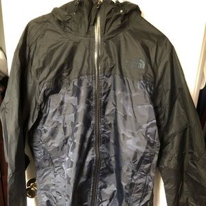 Men’s North Face black/navy blue camo jack…